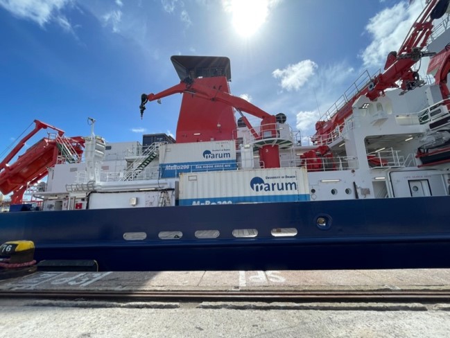Das Forschungsschiff MARIA S. MERIAN im Hafenbecken von Montevideo. Das MARUM-MeBo200 LARS wird getestet. (Foto: H. Pälike)