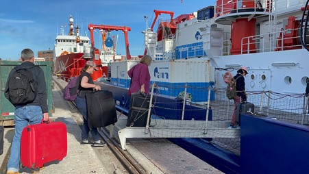 Wissenschaftliche Teilnehmer:innen bringen Ihre persönlichen Gegenstände an Bord. Foto: H. Pälike