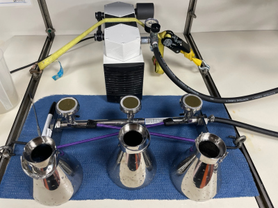 Test der Filteranlage zur Filtrierung von Seewasser und Extraktion von kleinsten Partikeln. Filtereinsätze erlauben die Extraktion von Partikeln >0.8µm. Foto: Prof. Dr. Jens Herrle, Goethe-Universität Frankfurt