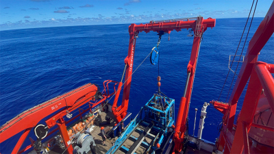 Das MARUM-MeBo wird ins Wasser gelassen. Foto: MARUM, H. Pälike