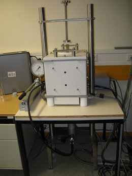 dynamic triaxial deformation test aparatus (fig. 1)