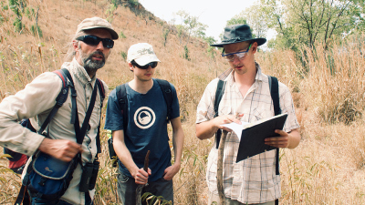 The two lead authors, Jochen Brocks and Benjamin Nettersheim, exploring outcrops of the oldest protosteroid-hosting deposits of the Barney Creek Formation in the field, together with their colleague Matthias Schmitz. Photo: Christian Hallmann