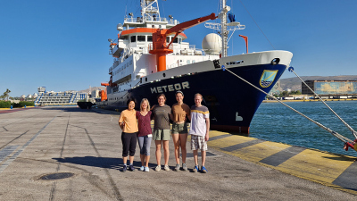 Team der Constructor University vor der METEOR (v.l.n.r. Erika Kurahashi, Andrea Koschinsky, Eva-Maria Meckel, Julia Oliva, Ignacio Pedre). Foto: MARUM
