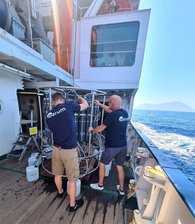 Vorbereitung der CTD-Wasserschöpferrosette für den nächsten Einsatz. Foto: Solveig Bühring