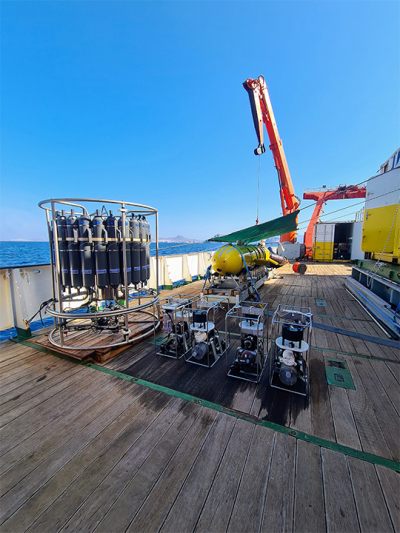 Haupteinsatzgeräte des ersten Fahrtabschnittes. Links: CTD-Wasserschöpferrosette, rechts: in-situ Pumpen und dahinter das AUV MARUM-SEAL unter seinem Sonnenschutzsegel. Foto: Solveig Bühring.