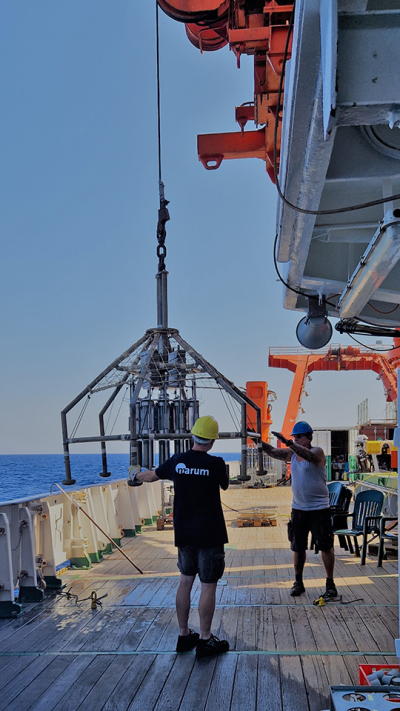 Der Multicorer kommt mit Sedimentkernen zurück an Deck. Foto: Eva-Maria Meckel