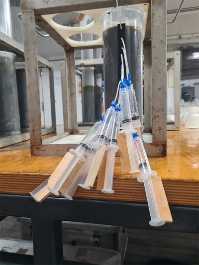 Porenwasserextraktion aus einem Multicorer-Rohr gefüllt mit hydrothermalem Sediment. Foto: Solveig Bühring