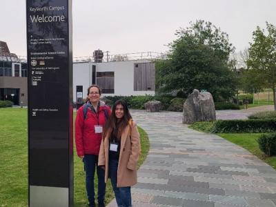 Sofía Barragán-Montilla and Prof. Dr. Babette Hoogakker next to a signpost