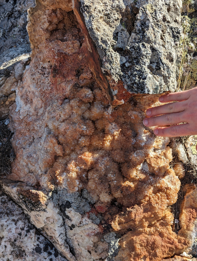 Deposits with quartz crystals