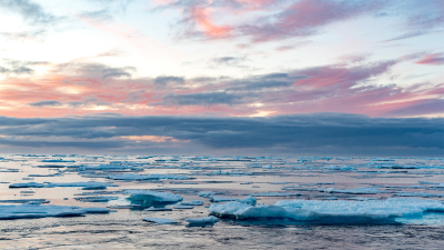 Ein internationales Team von Wissenschaftler:innen untersuchte die natürliche, mehrhundertjährige Klimavariabilität vor 23.000 bis 19.000 Jahren, Klimamodell- und Paläodaten zeigen, dass diese besonders im subpolaren Nord-Atlantik ausgeprägt war. Das Foto zeigt Meereis im Arktischen Ozean. Foto: MARUM – Zentrum für Marine Umweltwissenschaften, Universität Bremen; V. Diekamp