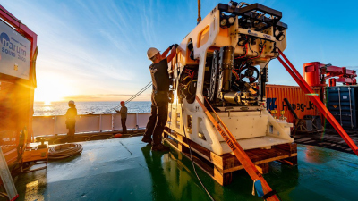 An Bord des Forschungsschiffs METEOR wird der ferngesteuerte Tauchroboter MARUM-SQUID für den Einsatz vorbereitet. Foto: MARUM - Zentrum für marine Umweltwissenschaften, Uni Bremen; V.Diekamp 