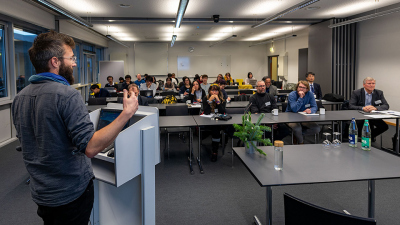 Beim Exchange Day diskutieren Forschende der Uni Bremen und der Universität Hokkaido ihre Forschungsergebnisse. Foto: MARUM - Zentrum für Marine Umweltwissenschaften, Universität Bremen; V. Diekamp
