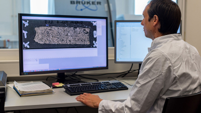 Das Labor für geobiomolekulare Bildgebung am MARUM ist derzeit das einzige geowissenschaftliche Labor weltweit, das sich der ultrahochauflösenden Massenspektrometrie widmet, um die in-situ-Verteilung organischer Moleküle in Sedimenten auf mikroskaliger Ebene zu untersuchen. Foto: MARUM – Zentrum für Marine Umweltwissenschaften, Universität Bremen; V. Diekamp