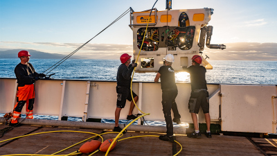 Dr. Nicolas Nowald vom MARUM, Universität Bremen, erzählt von ferngesteuerten Tauchrobotern. Hier wird der Tauchroboter MARUM-SQUID für das Aussetzen ins Meer vorbereitet. Foto: MARUM, Uni Bremen; V.Diekamp