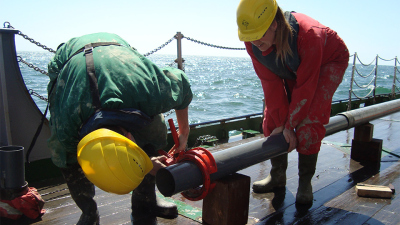 Mit dem Schwerelot haben die Forschenden den Sedimentkern im Golf von Tarent geborgen. Foto: MARUM – Zentrum für Marine Umweltwissenschaften, Universität Bremen