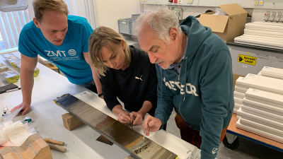 Close examination to describe the colored sediment layers in the drill core. Photo: Leibniz Center for Tropical Marine Research; A. Daschner