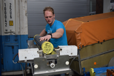 Setting up the saw. Photo: ZMT; A.Daschner