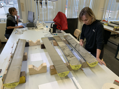 Inspection of the cores with the naked eye. Photo: ZMT; A.Daschner