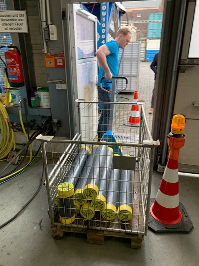 The cores are transported outside to the saw. Photo: A.Daschner