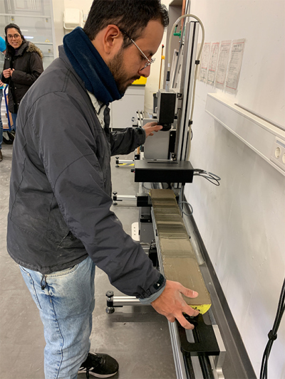 The cores are scanned individually with a so-called line scanner in order to create high-resolution images of them. Photo: ZMT; A. Daschner