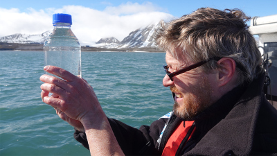 Prof. Kai Bischof von der Universität Bremen und dem MARUM bei der Feldarbeit am Kongsfjord, Spitzbergen. Foto: Simon Jungblut/Universität Bremen