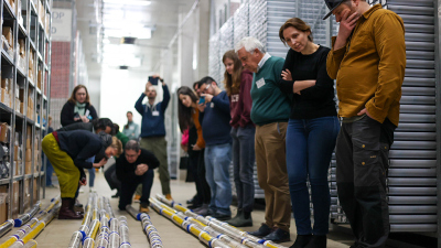 Mitglieder der IODP Exp 389 betrachten die Bohrkerne im IODP-Kernlager, das sich am MARUM – Zentrum für Marine Umweltwissenschaften der Universität Bremen befindet. Foto: Parker(at)ECORD_IODP