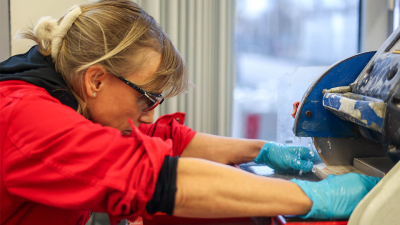 Hildegard Westphal bei der Probenahme. Foto: Parker(at)ECORD_IODP