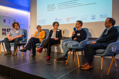 Hochrangig besetzt: Das Podium bestand aus (v.l.) Helmut Hillebrand, Direktor des HIFBM der Universität Oldenburg, Nadja Ziebarth, Leiterin des BUND Meeresschutzbüros, Moderatorin Maike Rademaker  sowie Sebastian Ferse vom Leibniz-Zentrum für Marine Tropenforschung und Sebastian Unger, Meeresschutzbeauftragter der Bundesregierung. Foto: MARUM – Zentrum für Marine Umweltwissenschaften, Universität Bremen; V.Diekamp