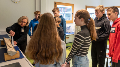 An einem Sedimentkern werden Proben genommen. Foto: MARUM – Zentrum für Marine Umweltwissenschaften der Universität Bremen ; V. Diekamp