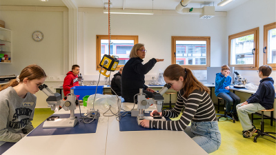 Kurs im MARUm UNISchullabor. Foto: MARUM − Zentrum für Marine Umweltwissenschaften, Universität Bremen; V. Diekamp