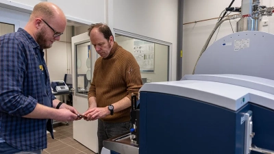 Ein Laser, gekoppelt an ein Massenspektrometer, hilft Dr. Lars Wörmer (links) und Prof. Kai-Uwe Hinrichs dabei, die Lipid-Biomarker aus Bohrkernen zu entschlüsseln. Foto: MARUM – Zentrum für Marine Umweltwissenschaften, Universität Bremen; V. Diekamp
