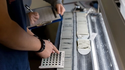 WissenschaftlerInnen beschreiben Sedimentkerne im Labor. Foto: MARUM – Zentrum für Marine Umweltwissenschaften, Universität Bremen; V. Diekamp