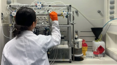 Doktorandin Phuong Luong bei der Arbeit mit dem automatisierten Glykan-Synthesizer. Foto: MPIKG