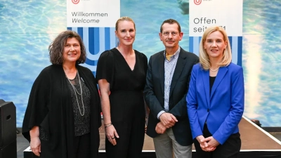 Staatsrätin für Umwelt, Klima und Wissenschaft Irene Strebl, Prof. Dr. Julia C. Arlinghaus, Prof. Dr. Michael Schulz und Prof. Dr. Jutta Günther, (v.l.) beim Empfang der wissenschaftlichen Kommission im MARUM. Foto: Christina Kuhaupt/ Uni Bremen