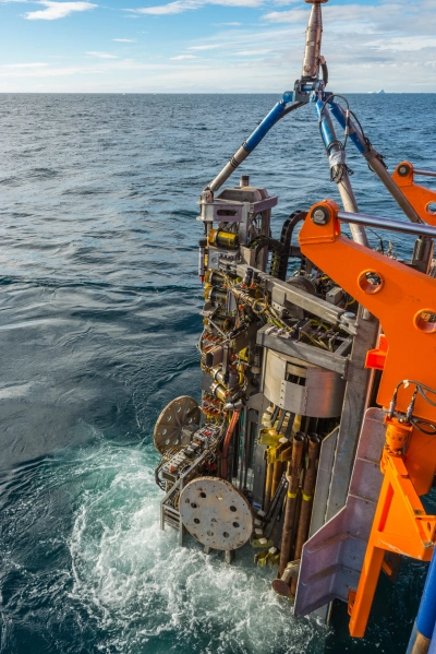 Das MARUM-MeBo70 wird nach einem Einsatz bei Expedition PS 104 wieder geborgen. Foto: MARUM – Zentrum für Marine Umweltwissenschaften, Universität Bremen; T. Klein