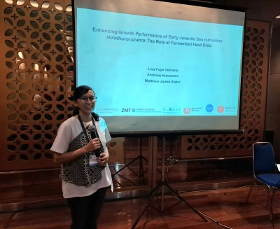 Lisa in front of a screen, giving a presentation