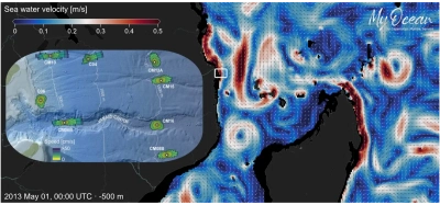 Mit Verankerungen gemessene Bodenströmungen zeigen, wie selbst kleinräumige Topographie die Strömungen in der Nähe des Meeresbodens stark steuert und trichterförmig lenkt (nur 8 von 34 Verankerungen sind in der Abbildung dargestellt). Darüber hinaus sind die Meeresströmungen auf verschiedenen Zeitskalen aufgrund verschiedener Prozesse wie Gezeiten oder dem Durchgang von Wirbeln sehr variabel, wie die Momentaufnahme der Meeresströmungen in 500 Metern Wassertiefe aus der GLORYS-Reanalyse zeigt. Grafik: E. Miramontes, My Ocean Viewer by Copernicus; kleine Karte geändert nach Bailey et al., 2024.