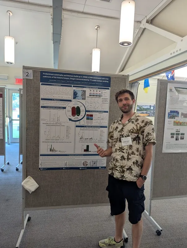 Lennart Stock infront of his poster