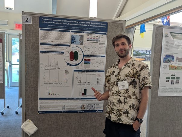 Lennart infront of his poster