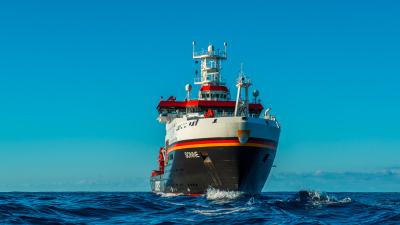 Das Forschungsschiff SONNE während der Expedition SO247 im Pazifik. Foto: MARUM − Zentrum für Marine Umweltwissenschaften, Universität Bremen; T. Klein
