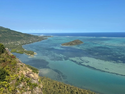 Teils bis an die Küste reichen die dicht bewaldeten Hügel auf Mauritius. Foto: MARUM – Zentrum für Marine Umweltwissenschaften der Universität Bremen