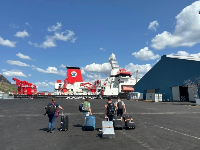 Los geht's: Heute gingen die letzten der 37 Forschenden in Port Louis an Bord des Forschungsschiffs SONNE. Foto: MARUM – Zentrum für Marine Umweltwissenschaften der Universität Bremen