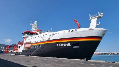 Das Forschungsschiff SONNE im Hafen von Port Louis. Foto: MARUM – Zentrum für Marine Umweltwissenschaften; C.Wienberg