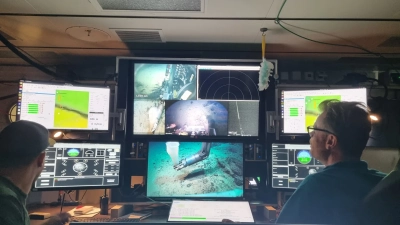 Abbildung zeigt Blick in das ROV-Labor: Die ROV-Piloten nehmen in 895 Metern Tiefe einen Schwamm vom Meeresboden auf. Foto: MARUM – Zentrum für Marine Umweltwissenschaften, Universität Bremen