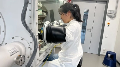 Yunru Chen bereitet im Labor Inkubationen vor, um die Wechselwirkungen zwischen Eisenmineralien, organischem Material und Mikroorganismen in Meeressedimenten weiter zu untersuchen. Bild: MARUM – Zentrum für Marine Umweltwissenschaften, Universität Bremen; Y. Chen