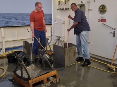 Saleh aus Tansania (Fischereibiologe) und Leon aus den Niederlanden (Molluskentaxonomist) waschen gemeinsam den gerade beprobten Kastengreife. Foto: MARUM – Zentrum für Marine Umweltwissenschaften, Universität Bremen; C. Wienberg.