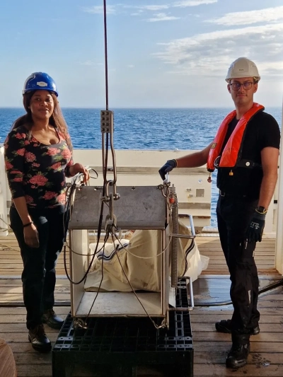 Ceiça aus Mosambik (Planktologin) und Malte aus Deutschland (Student) sind gemeinsam für den Einsatz des Multinetz verantwortlich. Foto: MARUM – Zentrum für Marine Umweltwissenschaften, Universität Bremen; D. Hebbeln