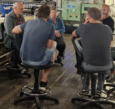 Spontane Diskussionsrunde zu den neu gemachten Entdeckungen. Foto: MARUM – Zentrum für Marine Umweltwissenschaften, Universität Bremen 