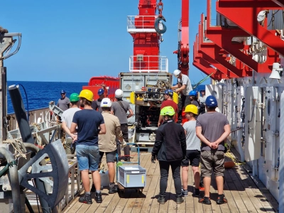 Das ROV ist gerade zurück und alle sind neugierig darauf, die Proben zu sehen … Foto: MARUM – Zentrum für Marine Umweltwissenschaften, Universität Bremen