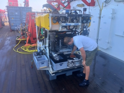 ROV-Techniker Tom Leymann bestückt den Probennehmer während des Pre-Dive Checks. Foto: MARUM – Zentrum für Marine Umweltwissenschaften, Universität Bremen; N. Nowald